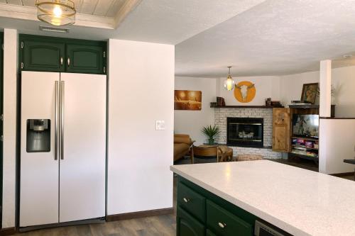 Peaceful Retreat - Billiards Room Private Hot Tub home - image 10