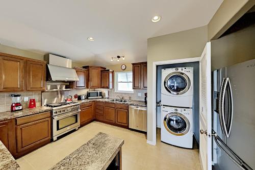 Bay-View Delight - Walk to Beach Pier & Dining home - image 8