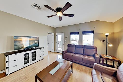 Bay-View Delight - Walk to Beach Pier & Dining home - image 4