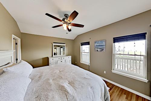 Bay-View Delight - Walk to Beach Pier & Dining home - image 10