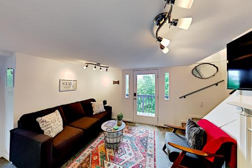 Little Fantasy Hideaway - 180-Degree Mountain View cabin - image 4