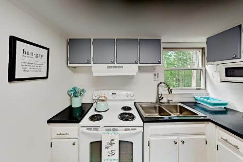 Little Fantasy Hideaway - 180-Degree Mountain View cabin - image 7