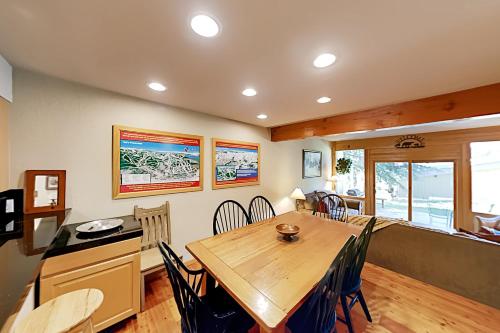 Exceptional Vacation Home in Vail townhouse - image 6
