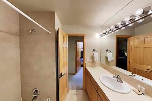 Exceptional Vacation Home in Vail townhouse - image 11