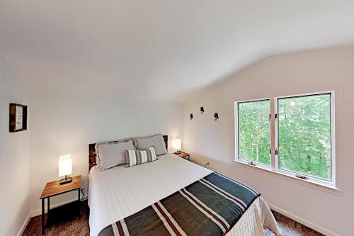 Little Fantasy Hideaway - 180-Degree Mountain View cabin - image 9