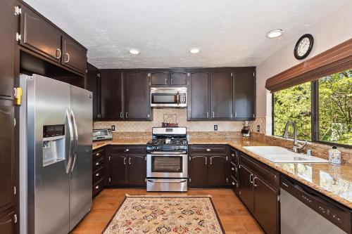 North Shore Home - Big Lake Views - EV Charger home - image 2