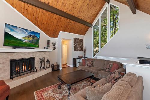 North Shore Home - Big Lake Views - EV Charger home - image 3