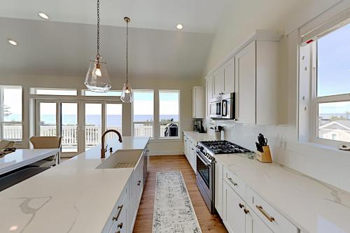 Olivia Beach - All-Suite Hot Tub Walk to Beach! home - image 4