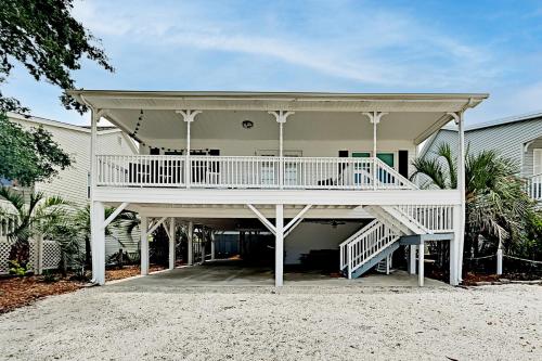 Coastal Escape - 2 Outdoor Lounges - Walk to Beach home - image 3