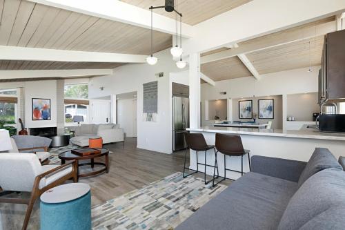 Pacific Beach - Private Pool City & Bay View home - image 6