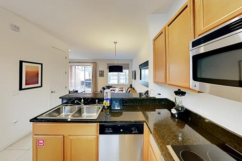 Resort Escape - Private Hot Tub - Pool Water Park home - image 3