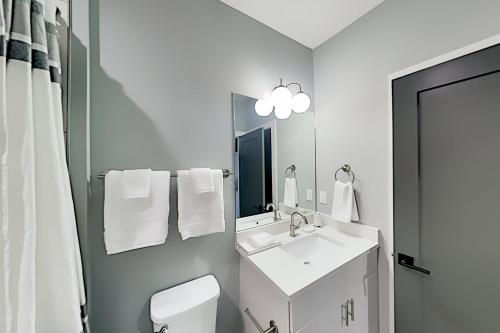 19th & Wedgewood - New & Walkable Luxury Hideaway condo - main image