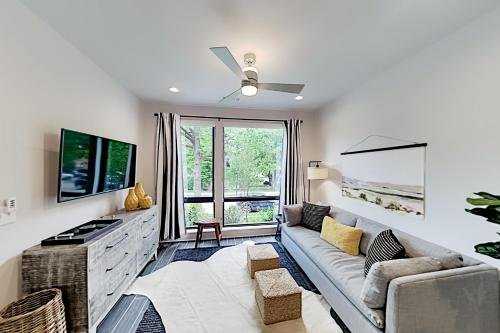 19th & Wedgewood - New & Walkable Luxury Hideaway condo - image 5