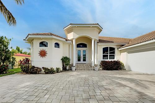 Palatial Waterfront Escape - Heated Pool Hot Tub home - image 2