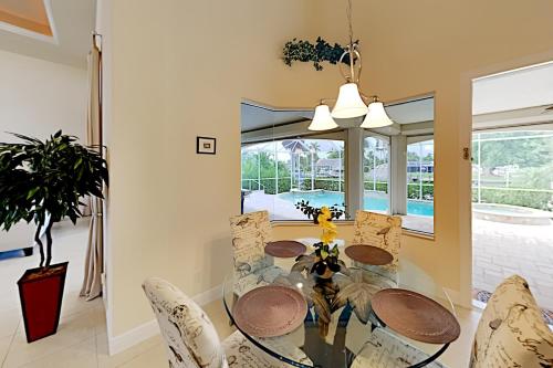 Palatial Waterfront Escape - Heated Pool Hot Tub home - image 6