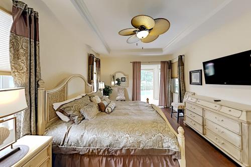 Palatial Waterfront Escape - Heated Pool Hot Tub home - image 11
