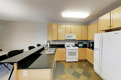 Crestview - Private Balcony Heated Parking Garage condo - main image