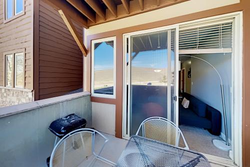 Crestview - Private Balcony Heated Parking Garage condo - image 2