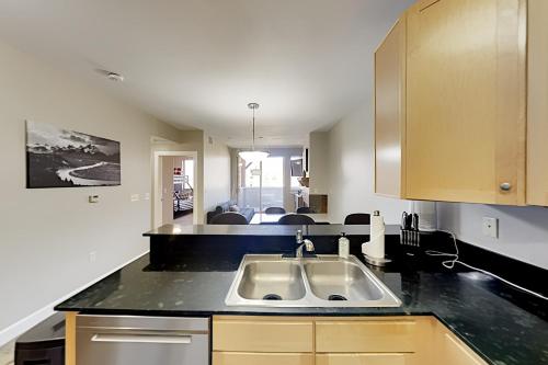 Crestview - Private Balcony Heated Parking Garage condo - image 6