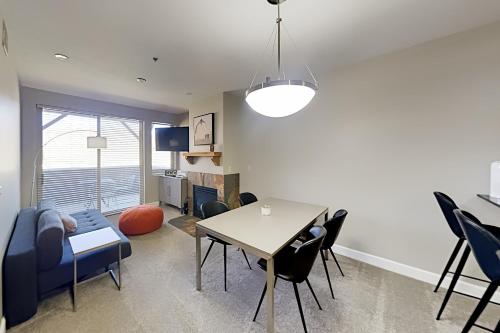 Crestview - Private Balcony Heated Parking Garage condo - image 3