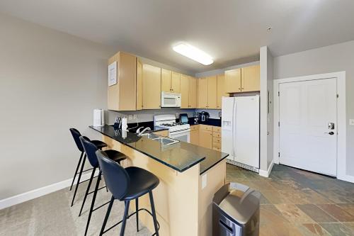 Crestview - Private Balcony Heated Parking Garage condo - image 4