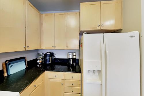 Crestview - Private Balcony Heated Parking Garage condo - image 5