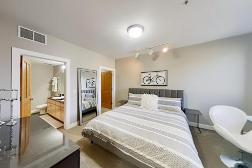 Crestview - Private Balcony Heated Parking Garage condo - image 9