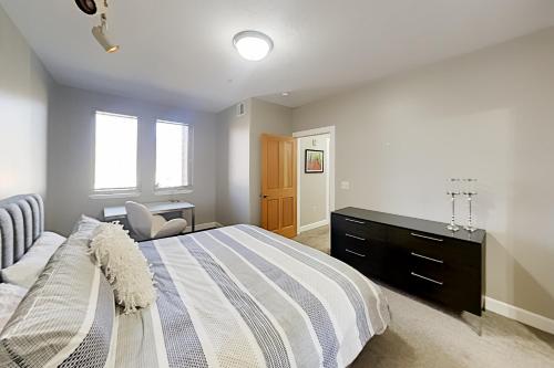 Crestview - Private Balcony Heated Parking Garage condo - image 8