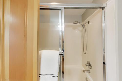 Crestview - Private Balcony Heated Parking Garage condo - image 11