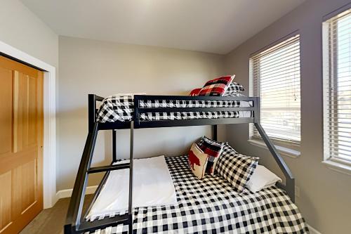 Crestview - Private Balcony Heated Parking Garage condo - image 12