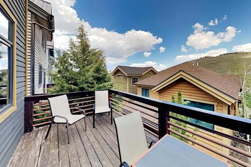 Slopeside Luxury - Hot Tub - 5 Min Walk to Lift home - image 8