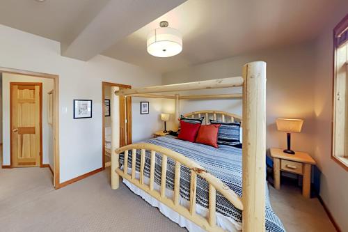Slopeside Luxury - Hot Tub - 5 Min Walk to Lift home - image 10