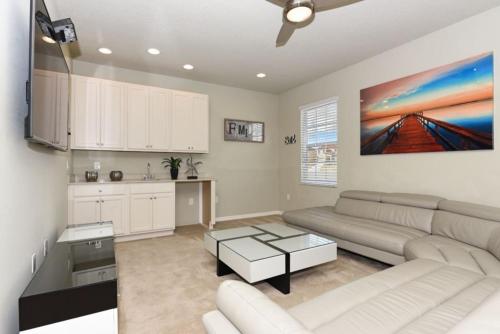 9 Bed South Facing Pool Home- Bring The Family! home - image 4