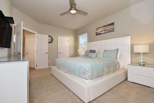 9 Bed South Facing Pool Home- Bring The Family! home - image 8