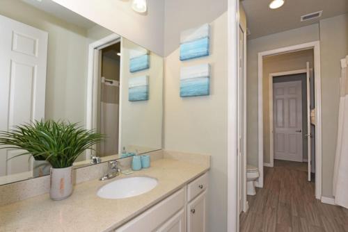 9 Bed South Facing Pool Home- Bring The Family! home - image 12