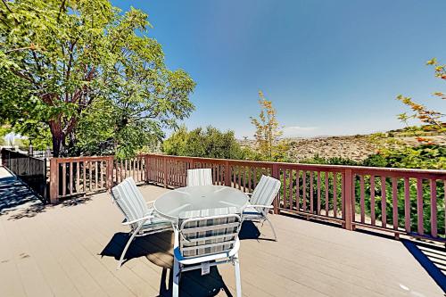 Glenoak Hills - Central AC Deck Vineyard Views home - image 8