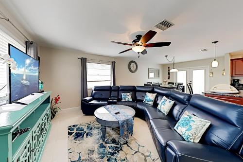 Bayside Retreat - Fenced Yard with Saltwater Pool home - image 9