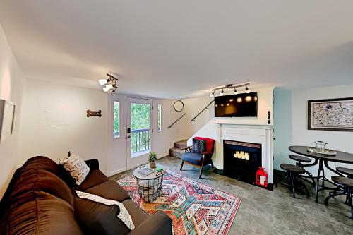 Little Fantasy Hideaway - 180-Degree Mountain View cabin - image 3