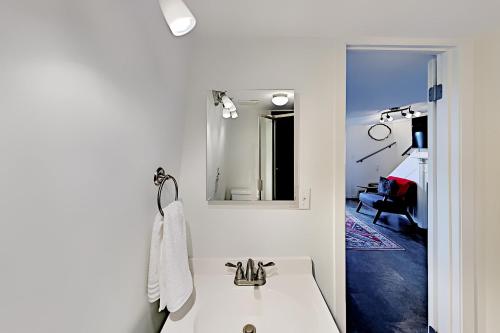 Little Fantasy Hideaway - 180-Degree Mountain View cabin - image 12