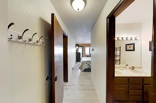 Inn at Silver Creek Getaway - Pool & Hot Tub condo - image 10