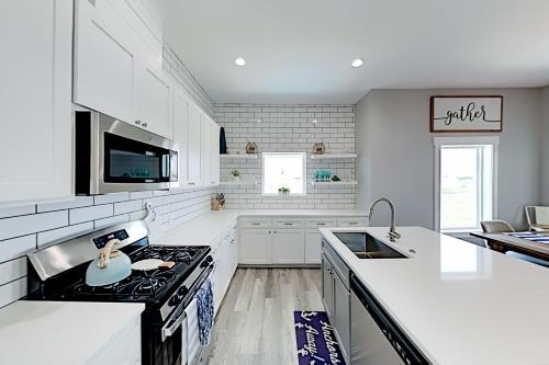 Brand-New Home in Sunrise Harbor - Plunge Pool home - image 9