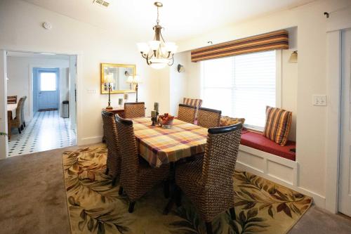 The Cottage By The Canal - Sunroom - Near Gulf home - image 2