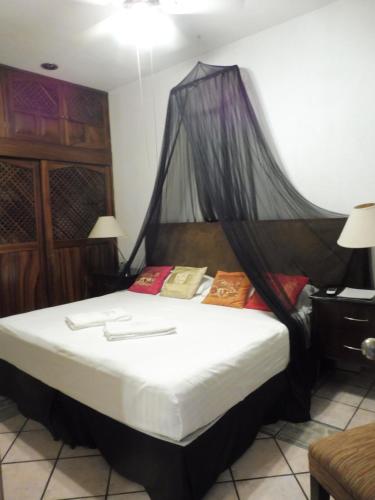 Standard Double Room with Shared Bathroom image 4