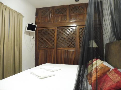 Standard Double Room with Shared Bathroom image 5