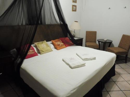 Standard Double Room with Shared Bathroom image 7