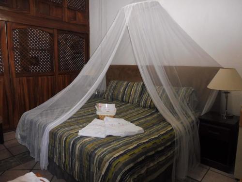 Standard Double Room with Shared Bathroom image 9