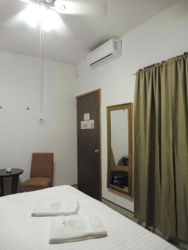 Standard Double Room with Shared Bathroom image 8