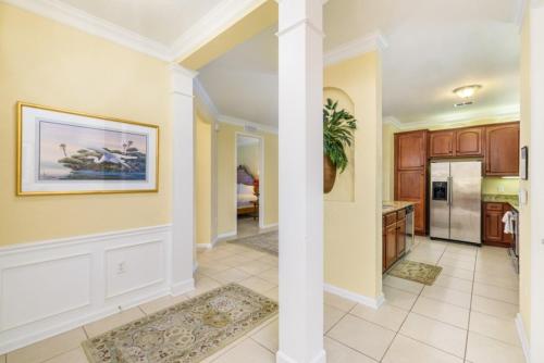 Gorgeous 3 Bed Lakeview - CDC COMPLIANT condo - image 2