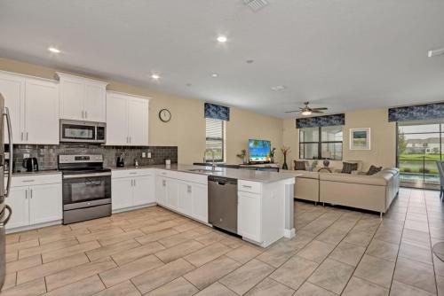 Luxury Lake View 9 BR Villa Games Room Movie Room home - image 12
