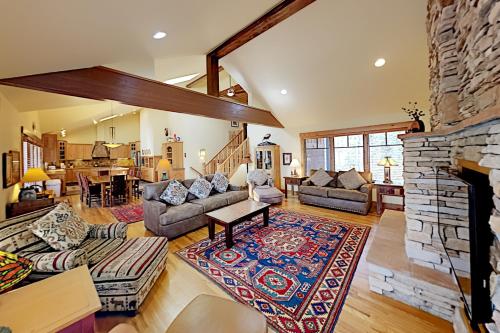 Idyllic Getaway - Private Hot Tub & Mountain Views Duplex - image 3